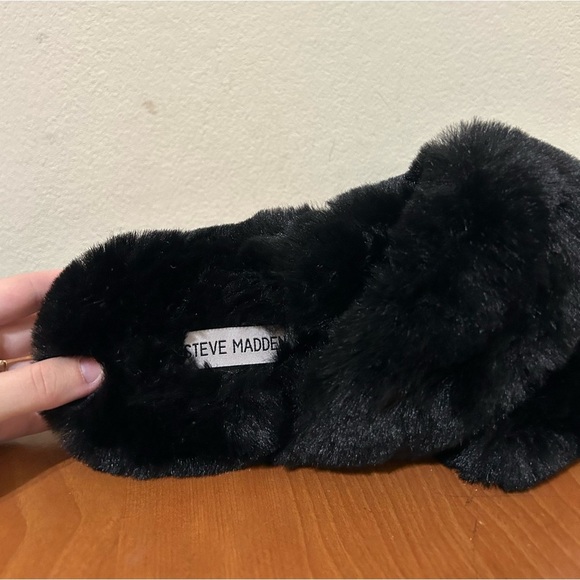 NEW Steve Madden Women's Faux Fur Criss Cross Slippers Black Size 7-8 Slip On - Picture 7 of 8